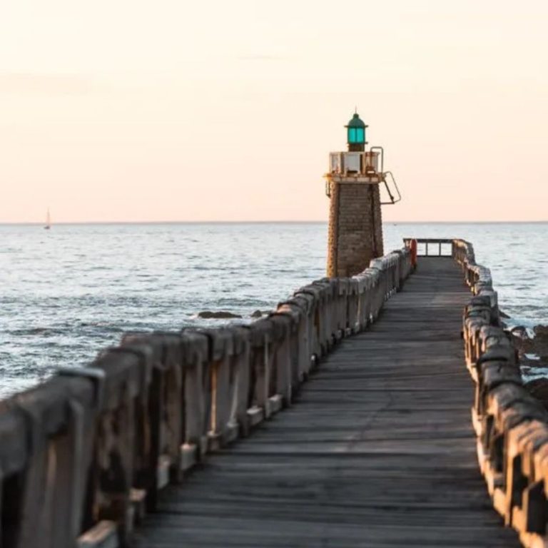 Ponton de la plage des Estacade dans la ville de Capbreton